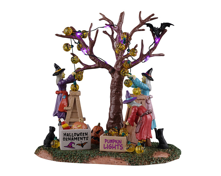 LEMAX DECORATING THE SPOOKY TREE, B/O (4.5V) 64601-SQ