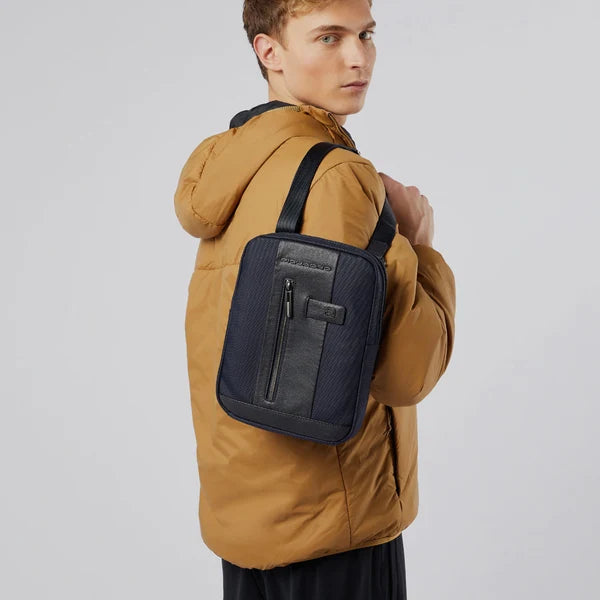 Piquadro Borsello Uomo Porta iPad 10,2" / Air / Pro 11" in Nylon Riciclato e Pelle con Tasca AirPods | CA1816BR2