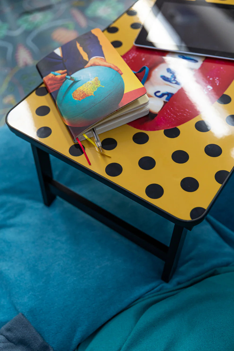 Seletti VASSOIO GAMBE PIEGHEVOLI IN MDF "SOFA TRAY-TP" -SHIT
