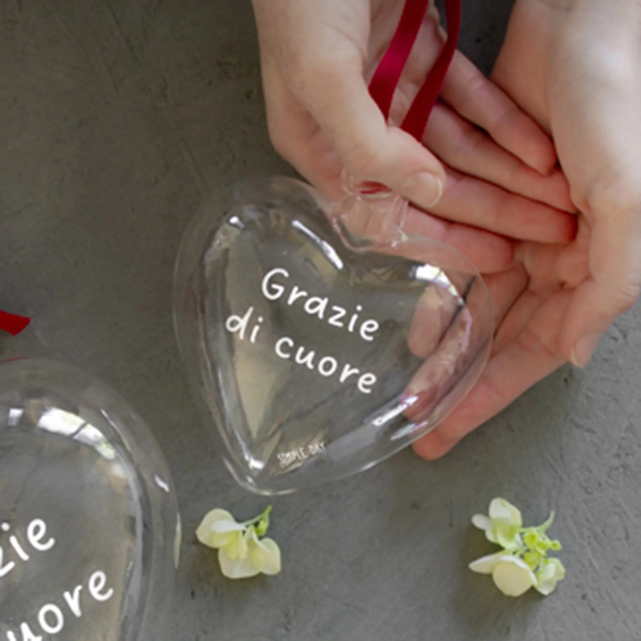 SIMPLE DAY - Pallina Decorativa in Vetro Borosilicato – Decoro Grazie di cuore | 11 cm
