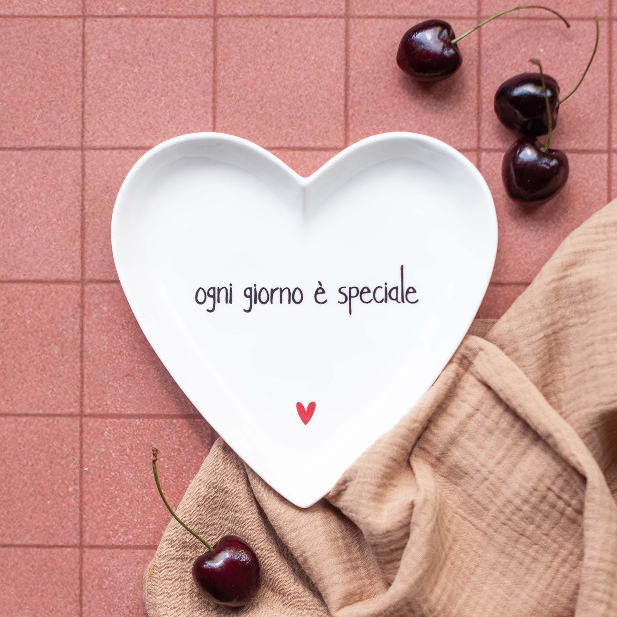 SIMPLE DAY - Set 2 Piatti Cuore – Decoro "Ogni giorno è speciale" Ø 18 cm
