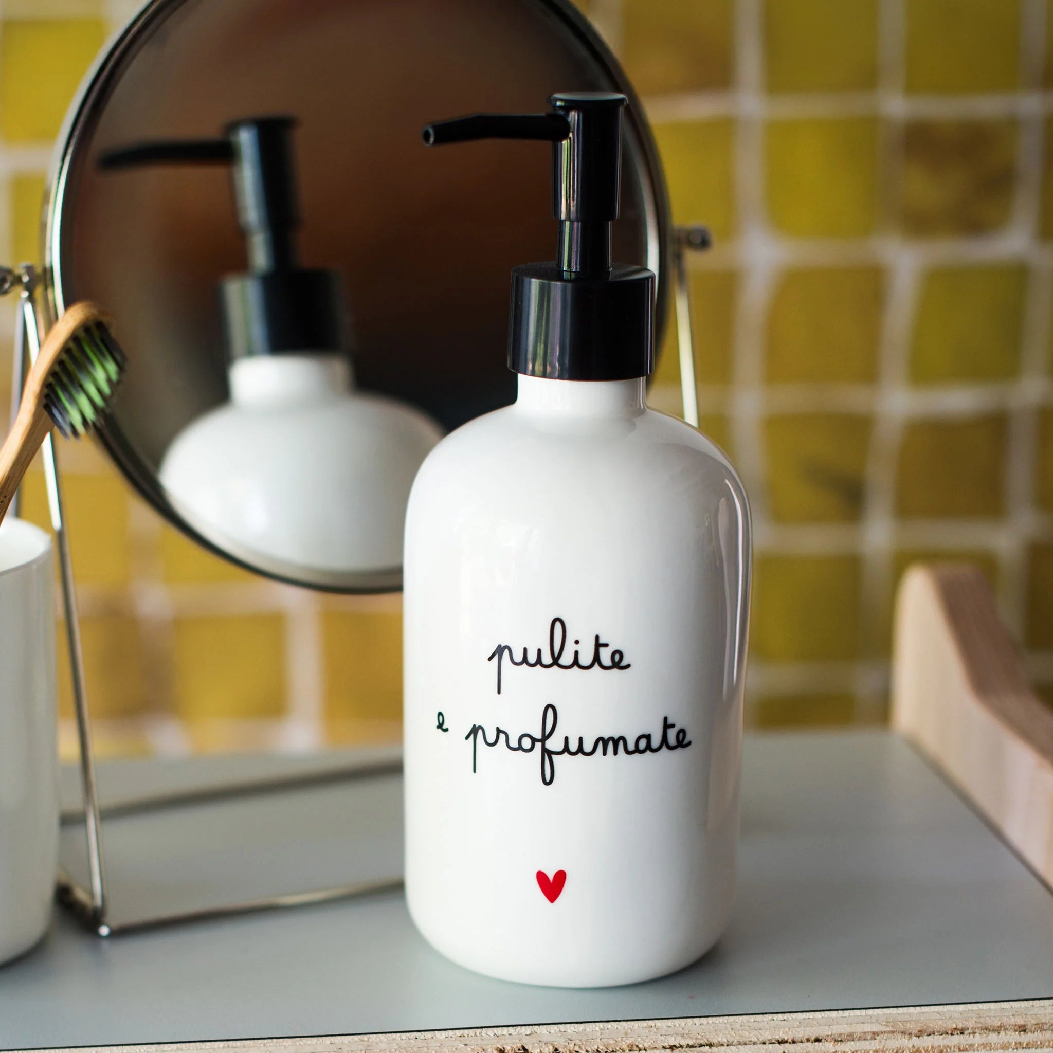 SIMPLE DAY - Dosasapone in Gres Bianco – Decoro "Pulite e profumate" 7,5x20 cm