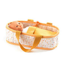 Djeco Mini Pomea Mini Sasha – Bambolotto con culla 20 cm