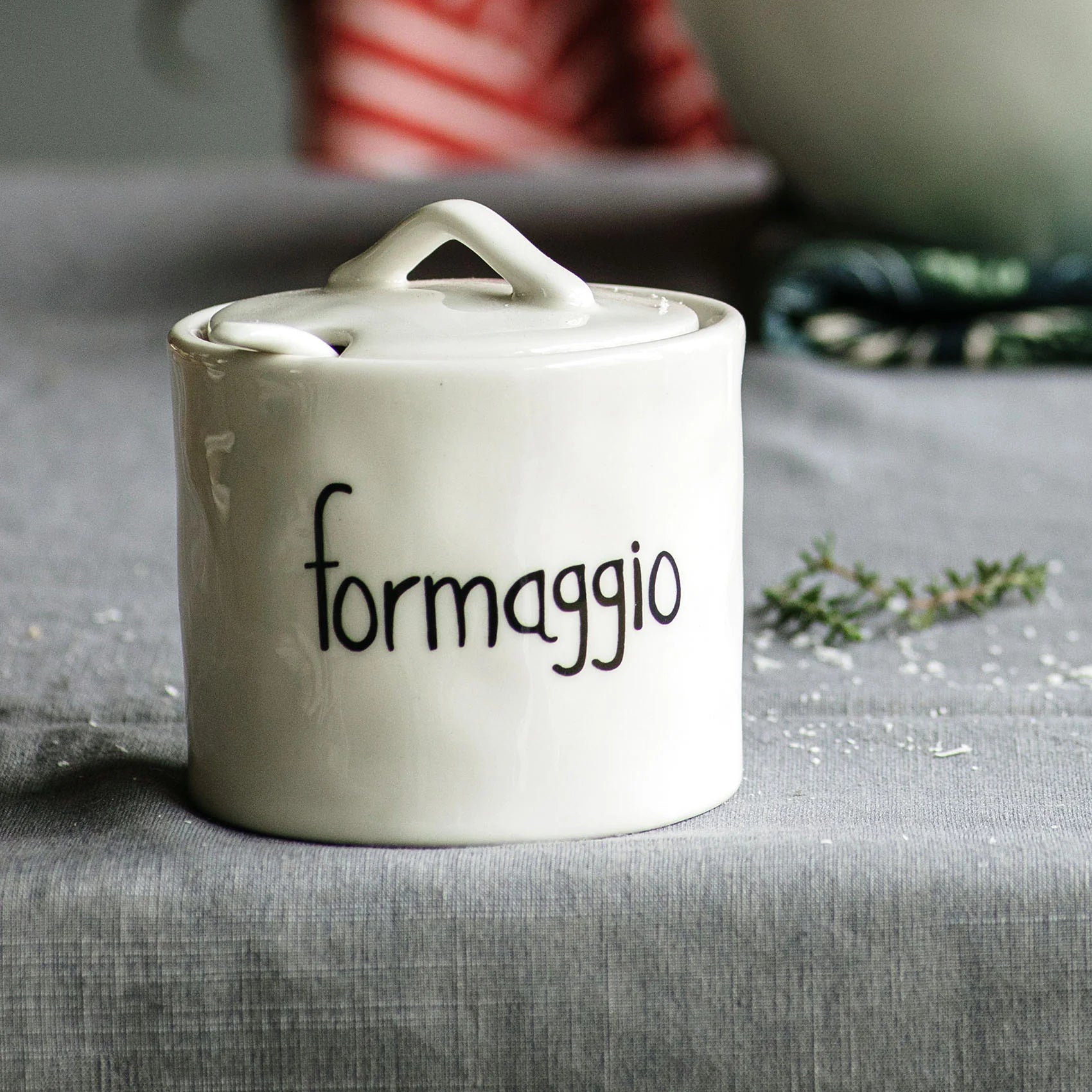 SIMPLE DAY Formaggiera in Gres con Decoro Formaggio e Cucchiaino | Design Italiano