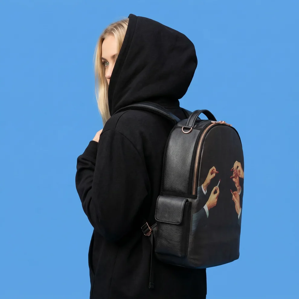 ZAINO IN SIMILPELLE "TOILETPAPER" 
Cm.33x18,5 h.43 - LIPSTICKS BLACK