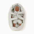 MINIKANE - Minis - Pio con gli occhi scuri e la sua culla a quadretti verde-grigio