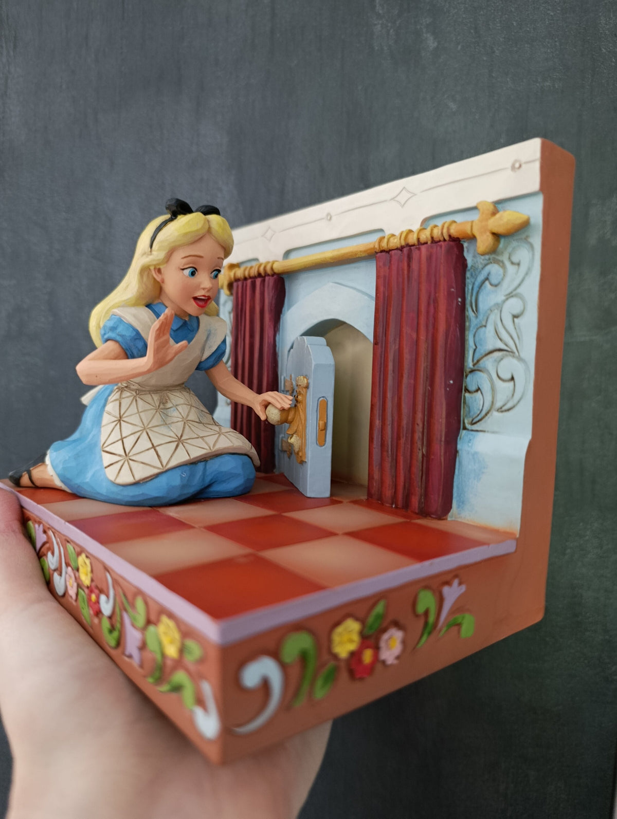 DISNEY TRADITIONS ALICE IN WONDERLAND