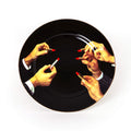 PIATTO IN PORCELLANA "TOILETPAPER"  CM.27 LIPSTICK BLACK