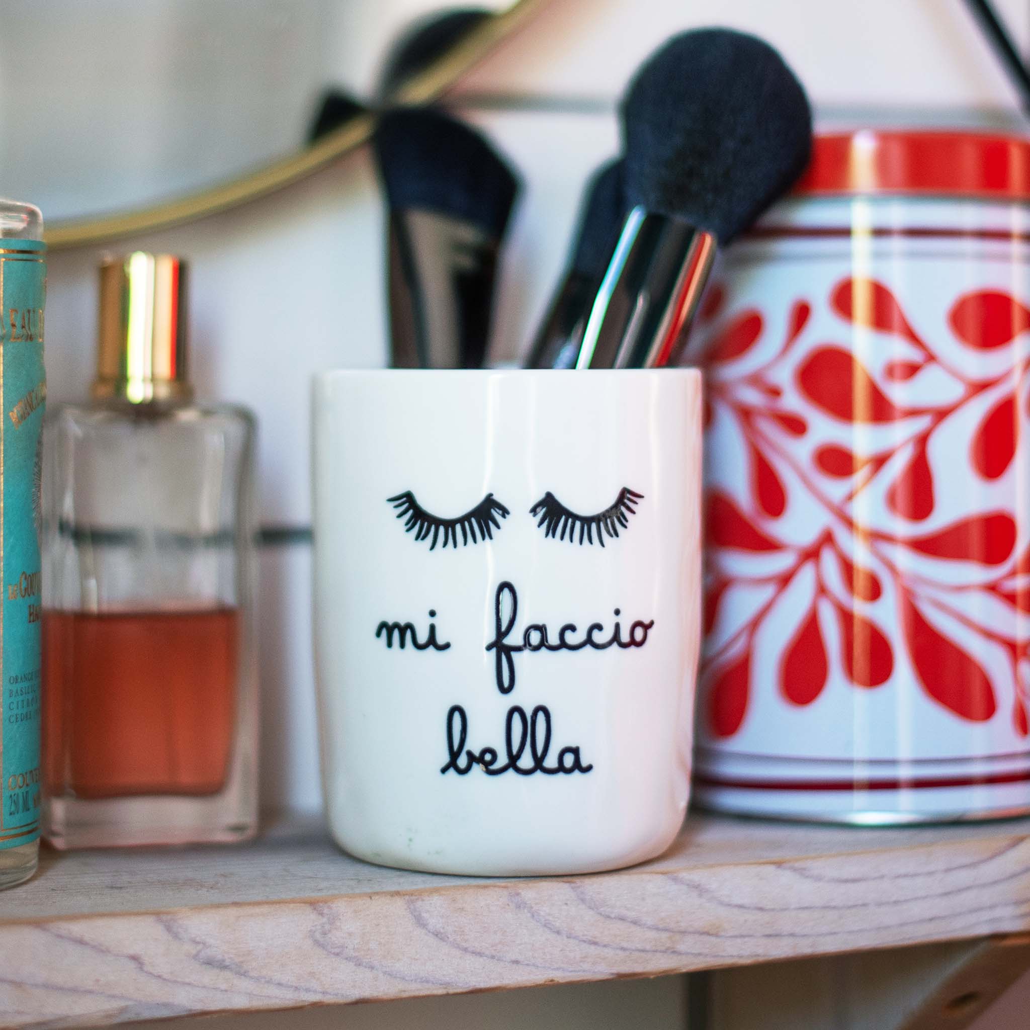 SIMPLE DAY - Portacosmetici in Gres – Decoro "Mi faccio bella" d8 x h10,4 cm