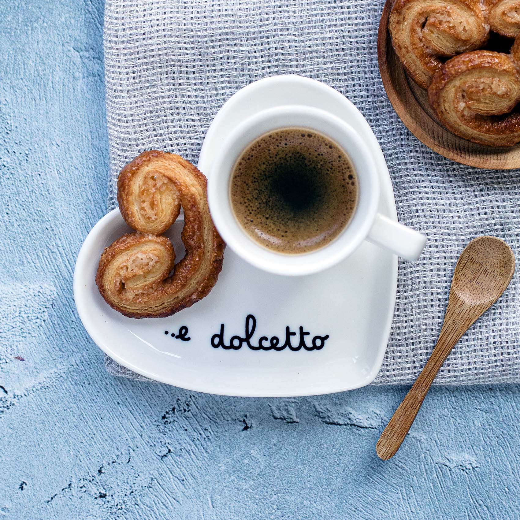 SIMPLE DAY - Set 2 Piattini Cuore per Tazze Espresso in Gres – Decoro "..e dolcetto" Ø12 cm