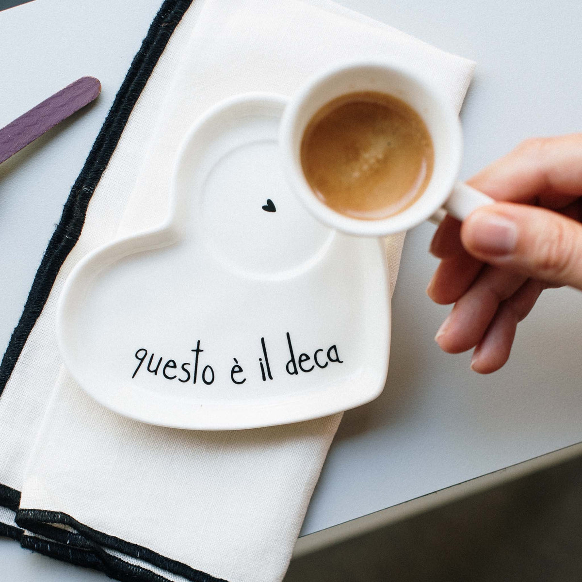 Simple Day Set 2 Piattini a Cuore per Tazze da Espresso in Grès - Decoro Questo è il deca